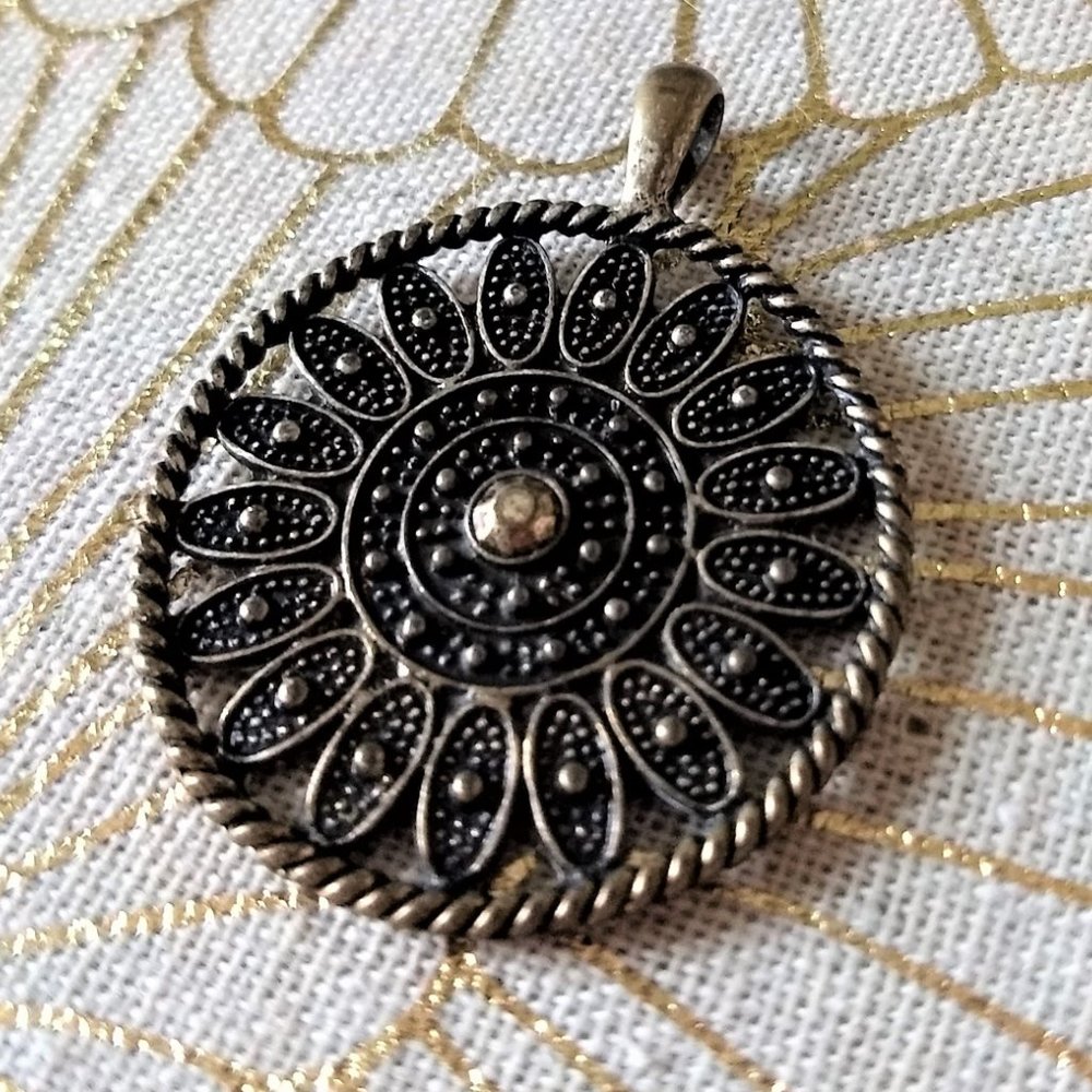 🌸 Brighton Pendant Brass Tone Antique Flower